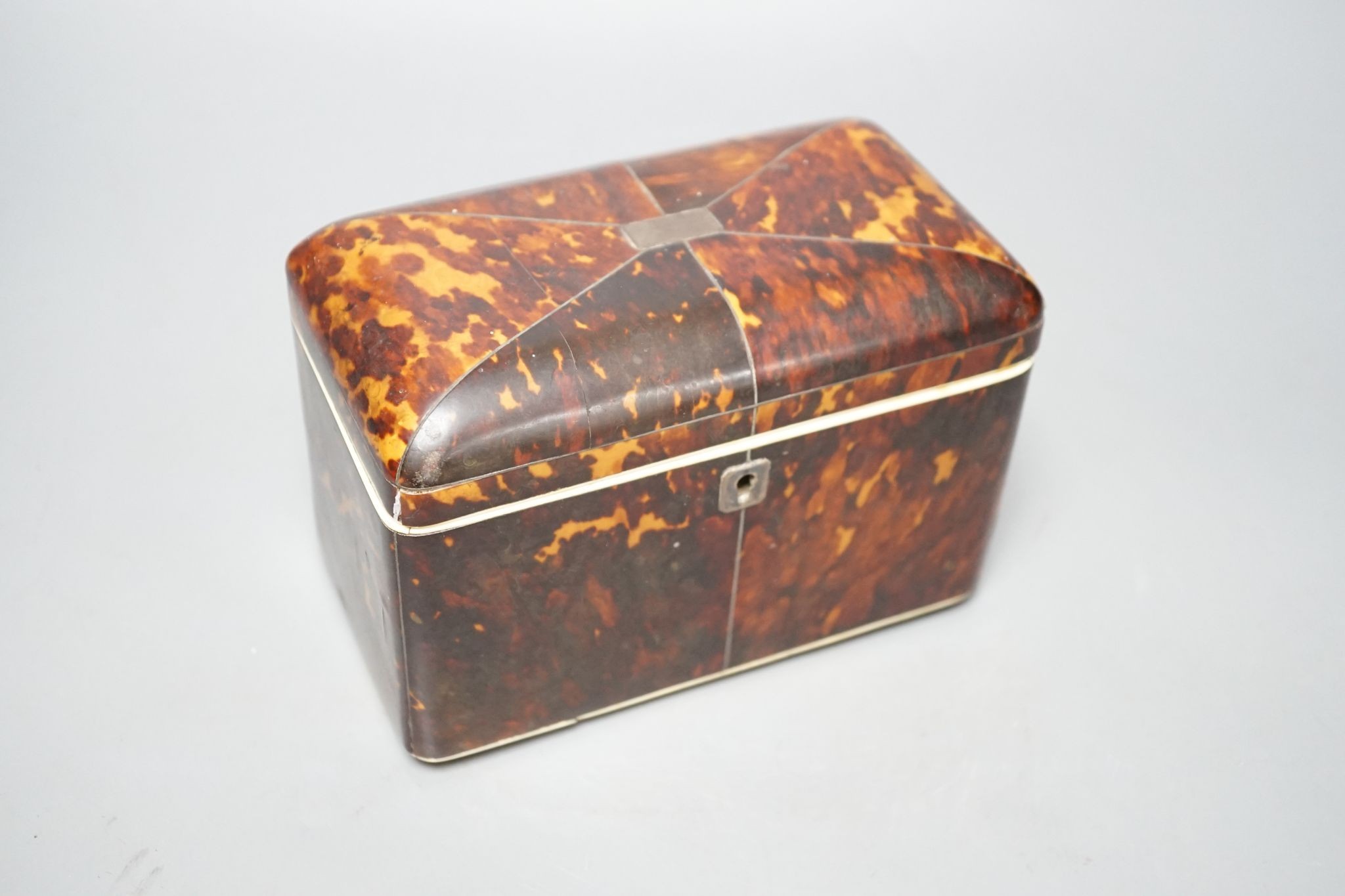 A Georgian tortoiseshell tea caddy, 17cm